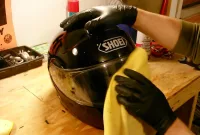 Tips Membersihkan Kaca Helm