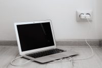 Cara Ngecas Laptop